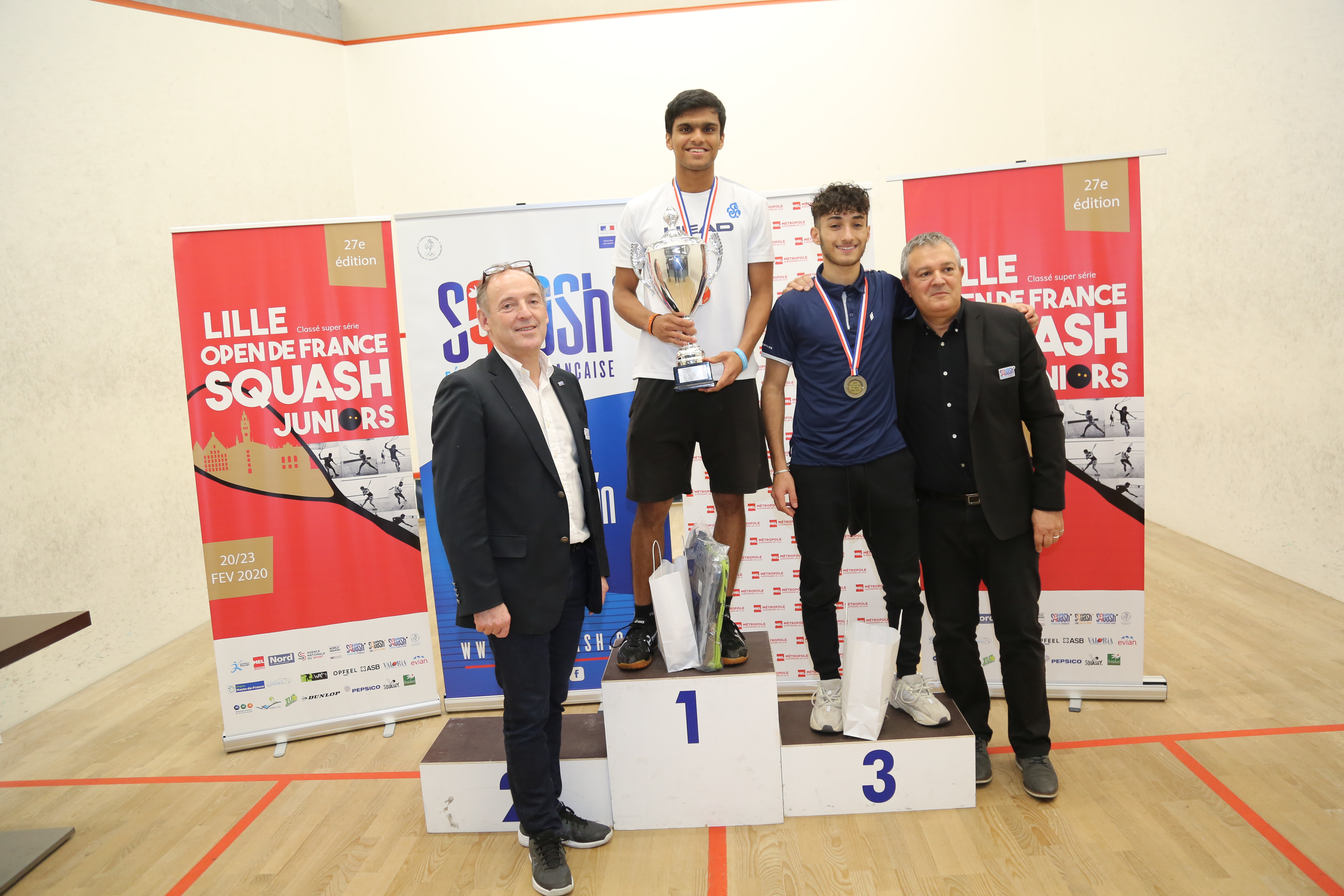 Le podium U19 Garçons en présence de Jean-Denis Barbet, président de la Fédération, et des Dominique Fontanon, président de l'association.